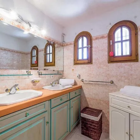 Βίλα Puget-sur-argens Sleeps 8 Wifi *