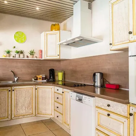 Puget-sur-argens Sleeps 8 Wifi